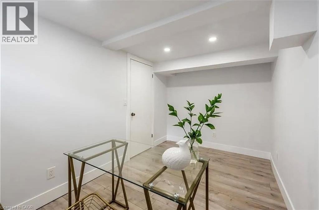 10 Sandlyn Court, Hamilton, ON - Indoor Photo Showing Other Room