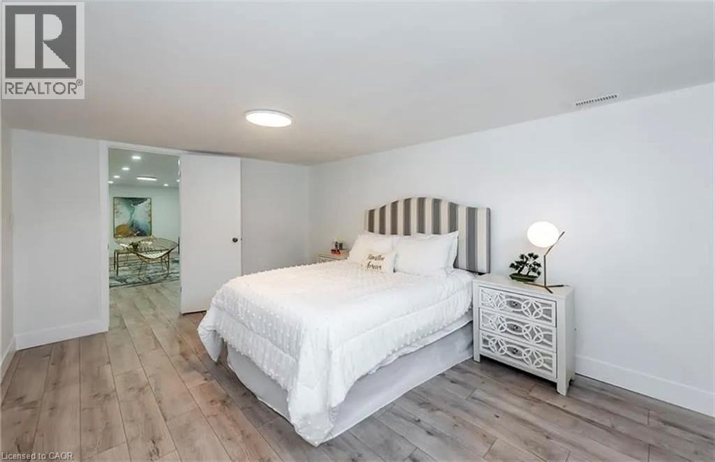 10 Sandlyn Court, Hamilton, ON - Indoor Photo Showing Bedroom