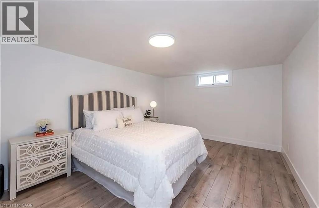 10 Sandlyn Court, Hamilton, ON - Indoor Photo Showing Bedroom