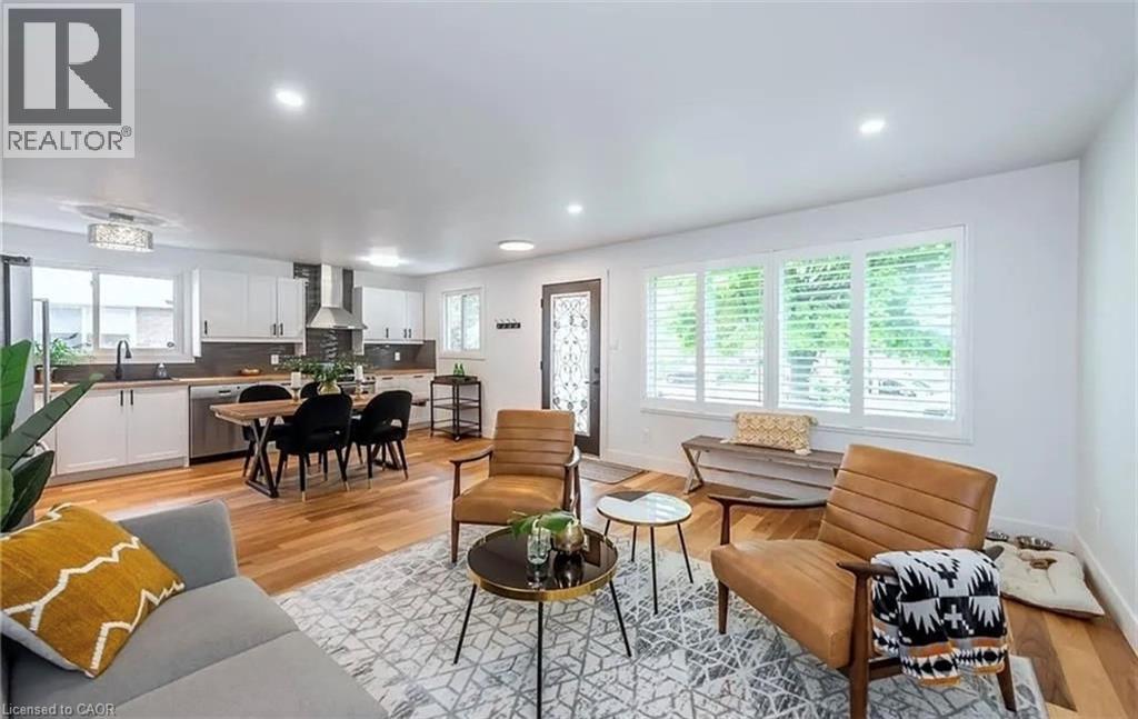 10 Sandlyn Court, Hamilton, ON - Indoor Photo Showing Living Room