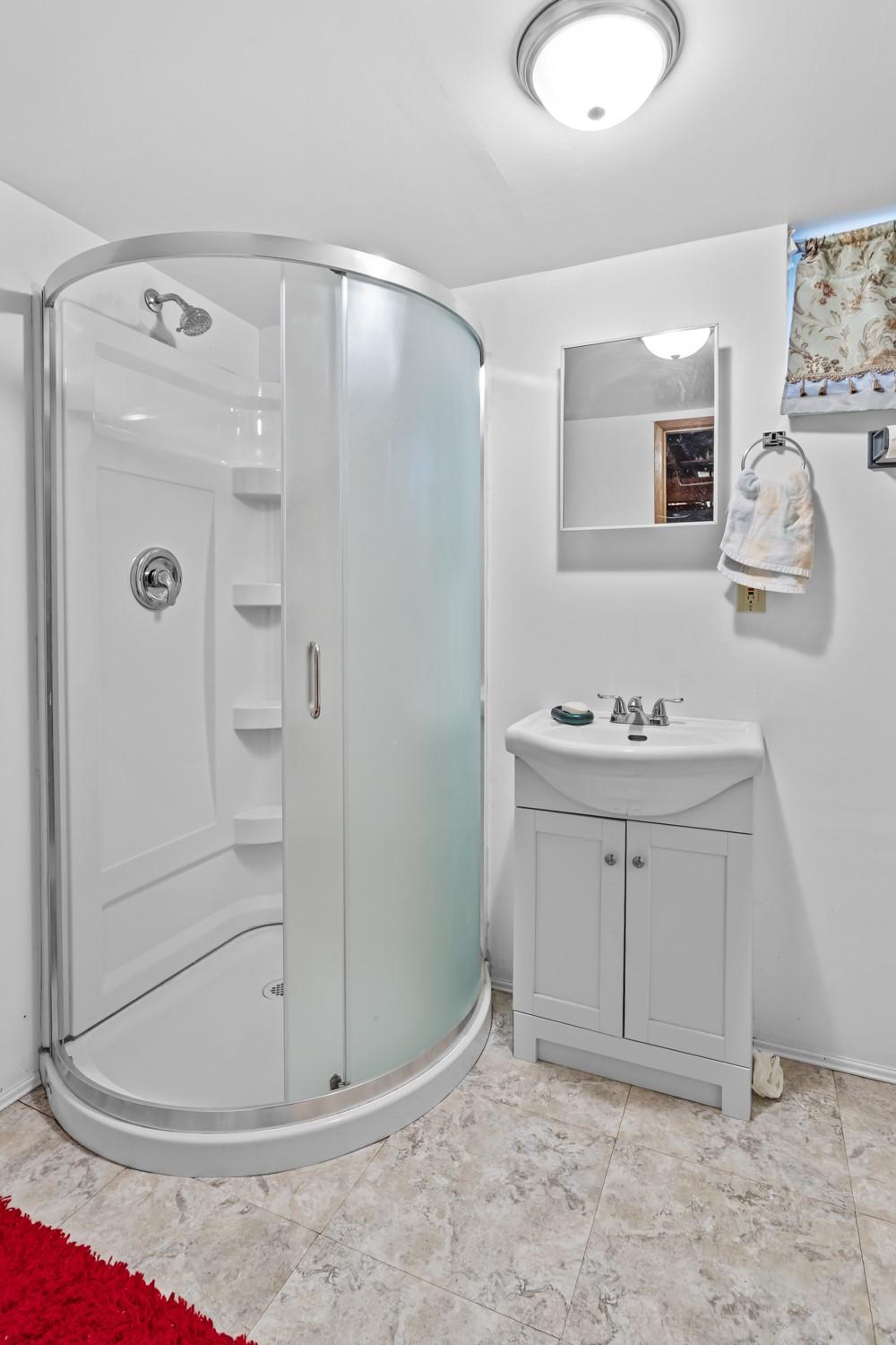 215 33Rd Avenue, Erickson, BC - Indoor Photo Showing Bathroom