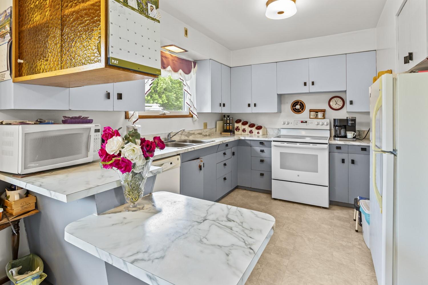 215 33Rd Avenue, Erickson, BC - Indoor Photo Showing Kitchen With Double Sink