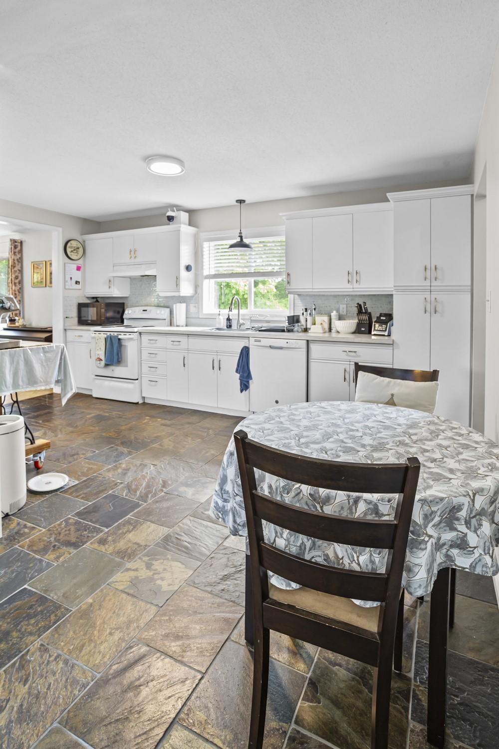 1027 Huscroft Road, Lister, BC - Indoor