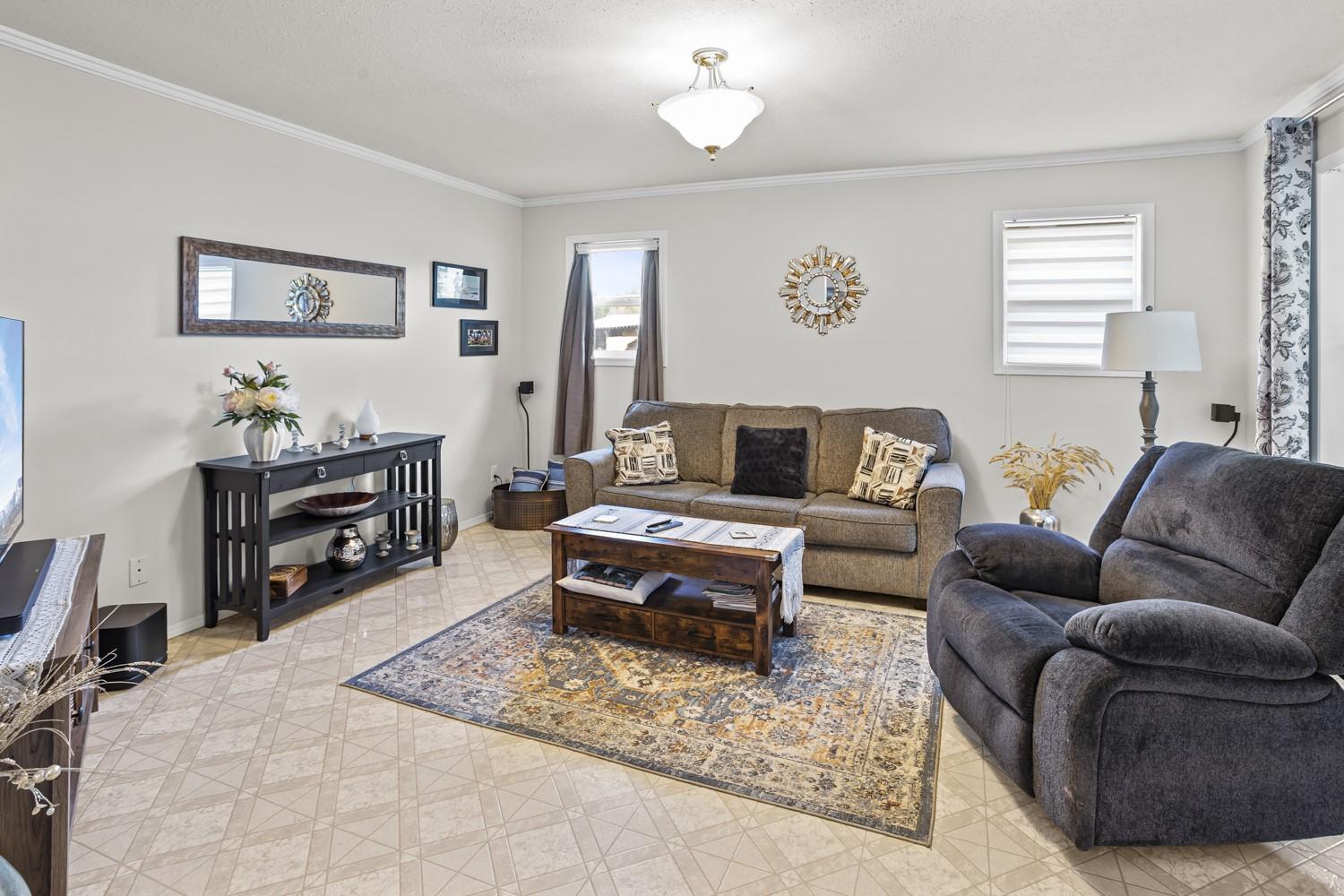 1027 Huscroft Road, Lister, BC - Indoor Photo Showing Living Room