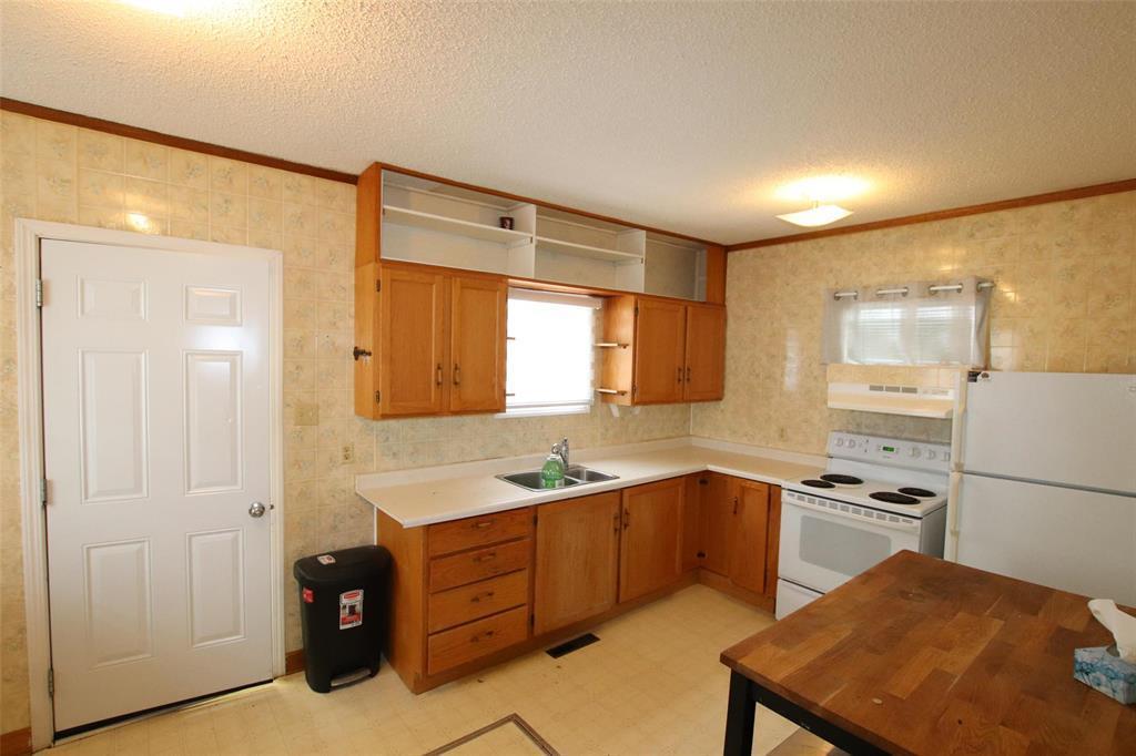 Eat In Style Kitchen - 313 Patrick Avenue, The Pas, MB - Indoor Photo Showing Kitchen With Double Sink