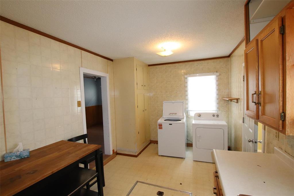 Eat In Style Kitchen with laundry - 313 Patrick Avenue, The Pas, MB - Indoor Photo Showing Laundry Room
