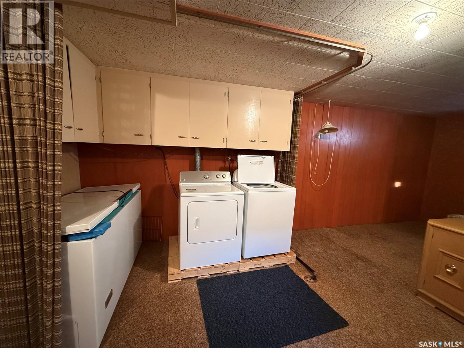 326 3Rd Avenue Sw, Eston, SK - Indoor Photo Showing Laundry Room