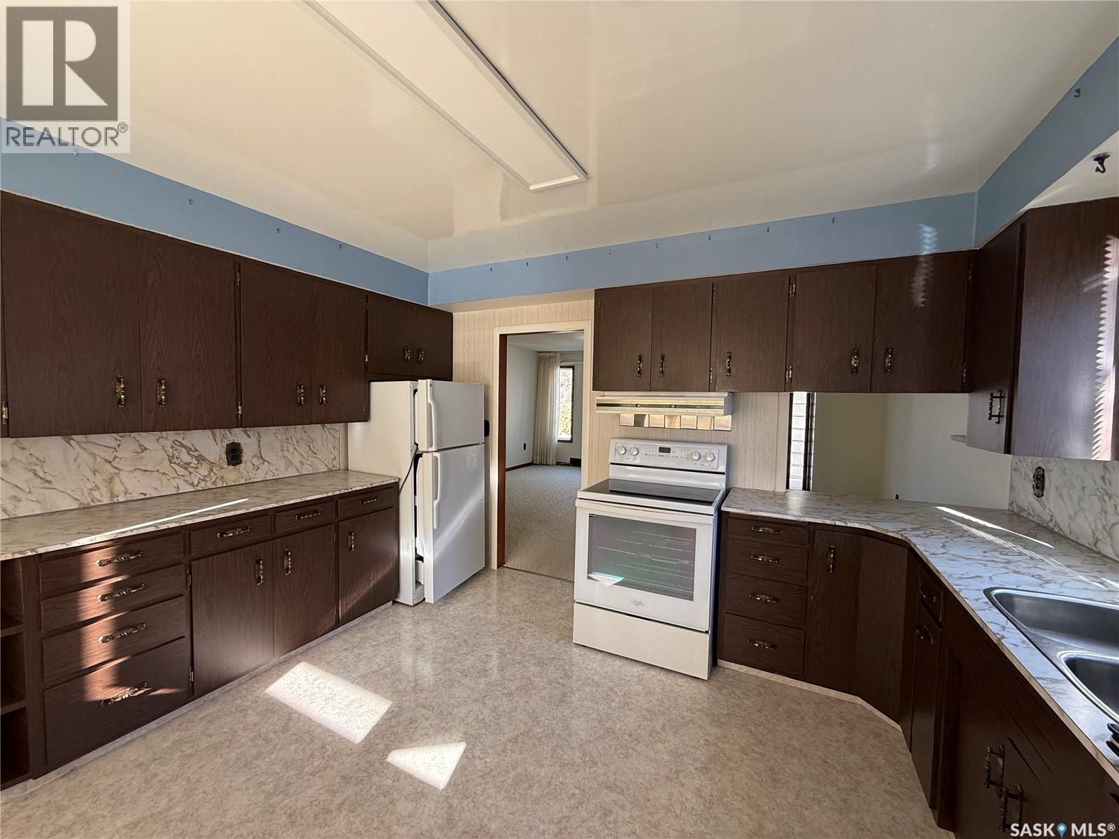326 3Rd Avenue Sw, Eston, SK - Indoor Photo Showing Kitchen