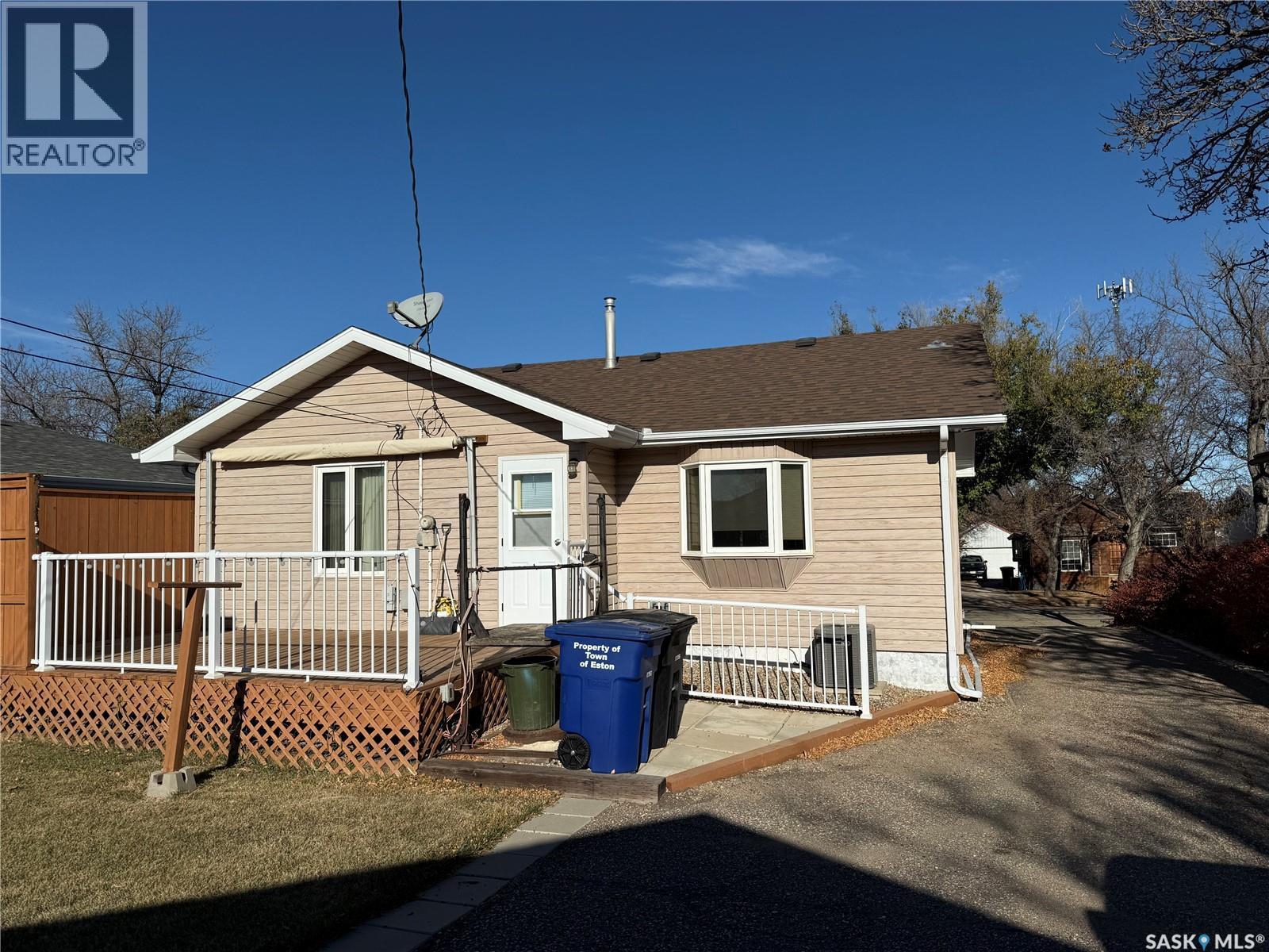 326 3Rd Avenue Sw, Eston, SK - Outdoor With Deck Patio Veranda