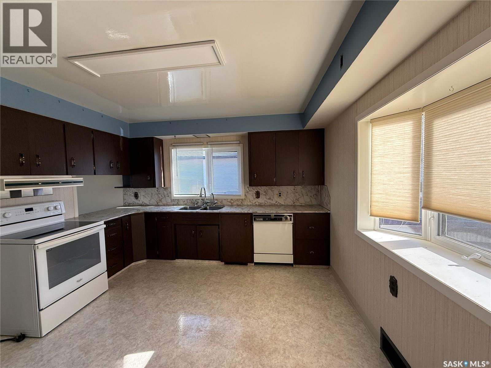 326 3Rd Avenue Sw, Eston, SK - Indoor Photo Showing Kitchen With Double Sink