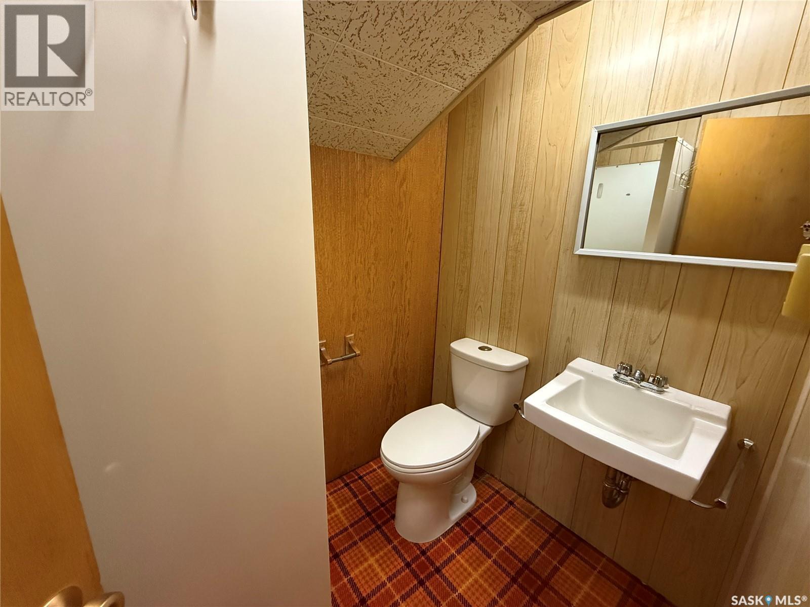 326 3Rd Avenue Sw, Eston, SK - Indoor Photo Showing Bathroom