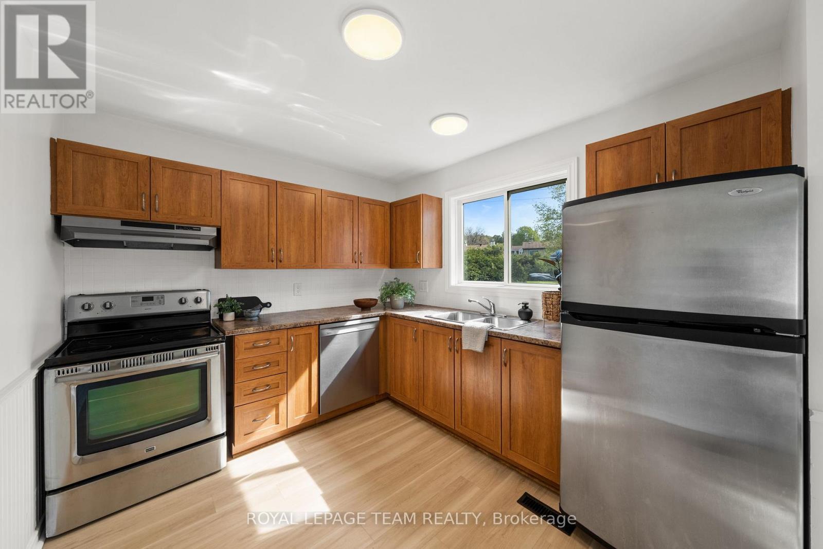 93 Hewitt Way, Ottawa, ON - Indoor Photo Showing Kitchen