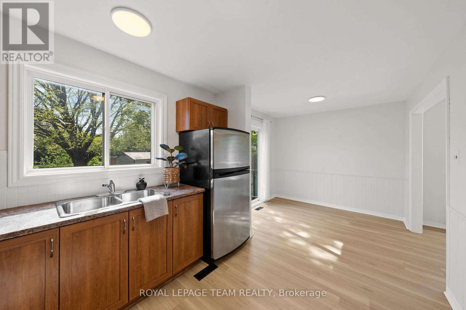 93 Hewitt Way, Ottawa, ON - Indoor Photo Showing Kitchen With Double Sink
