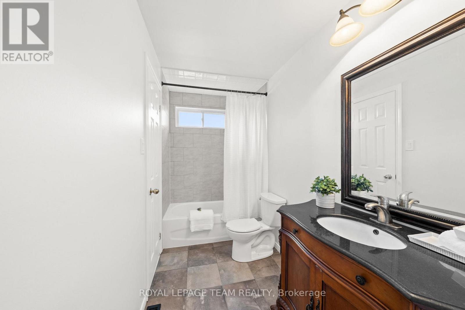 93 Hewitt Way, Ottawa, ON - Indoor Photo Showing Bathroom