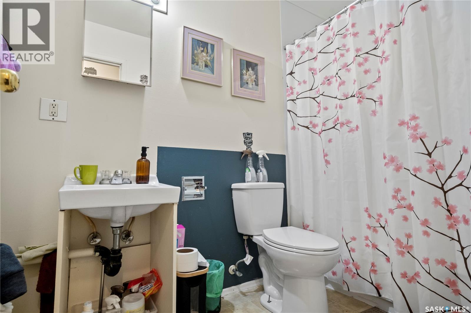 4122 Castle Road, Regina, SK - Indoor Photo Showing Bathroom