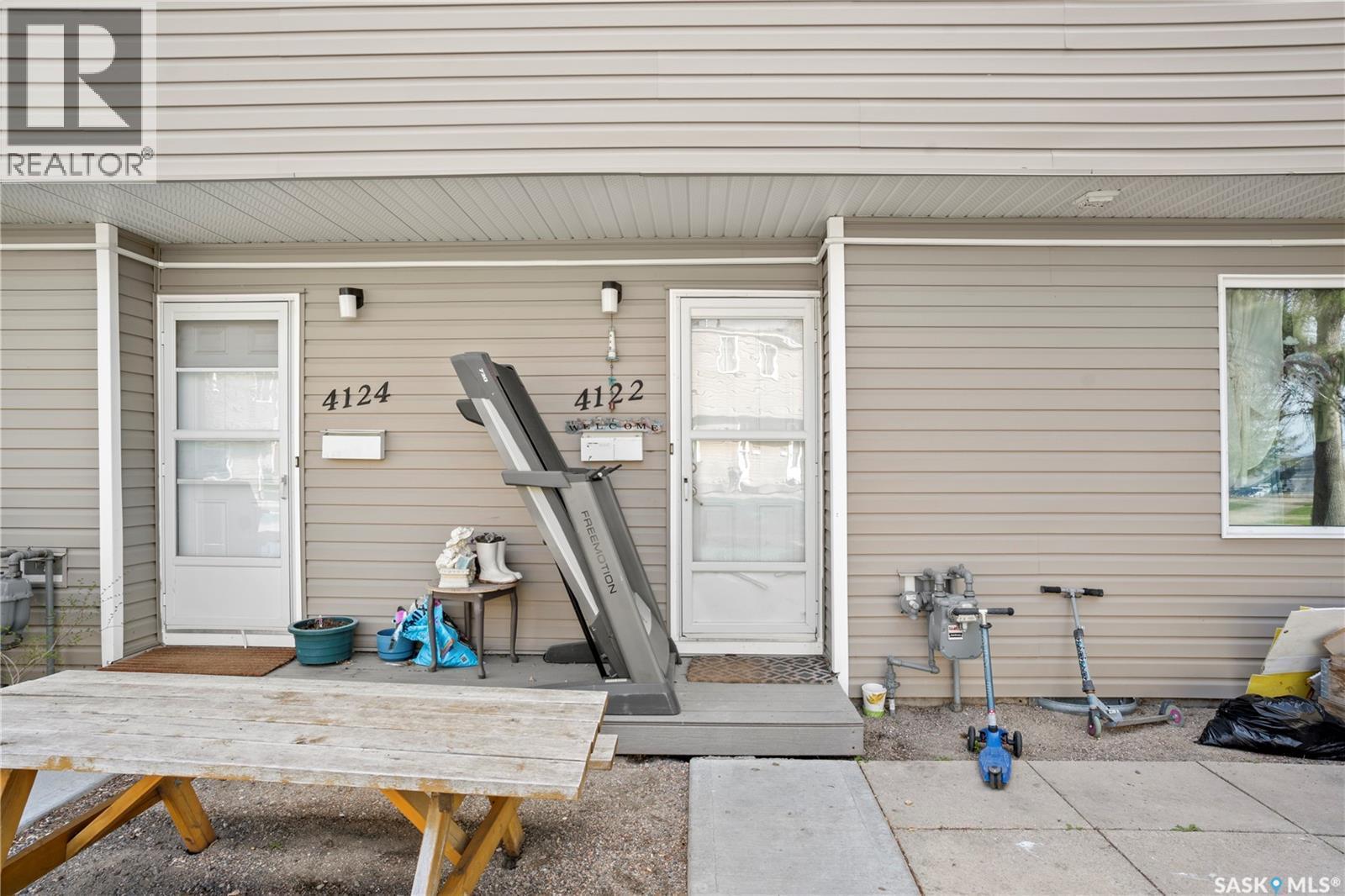 4122 Castle Road, Regina, SK - Outdoor With Exterior