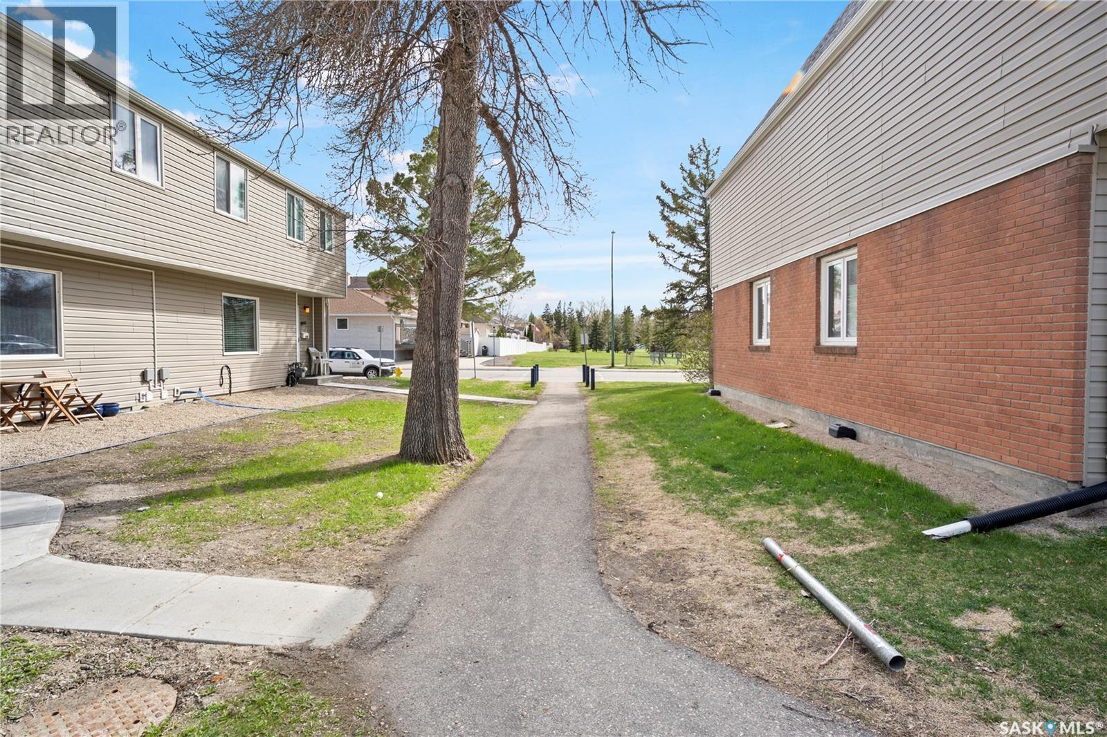 4122 Castle Road, Regina, SK - Outdoor