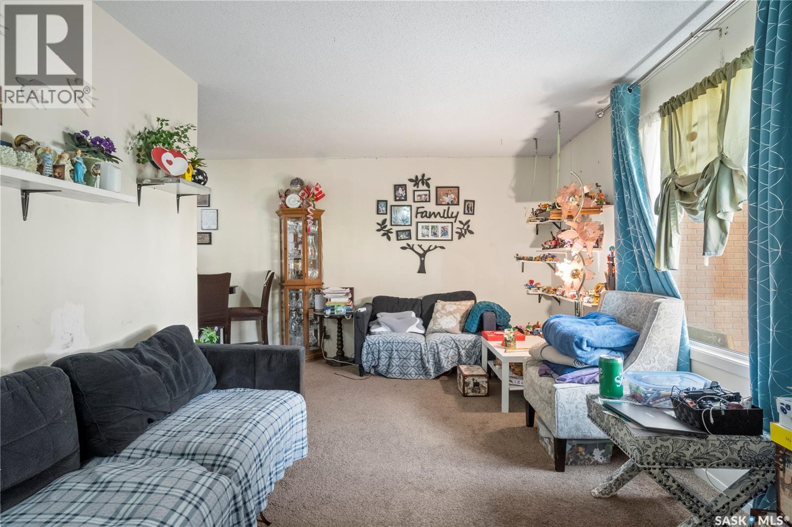 4122 Castle Road, Regina, SK - Indoor Photo Showing Living Room