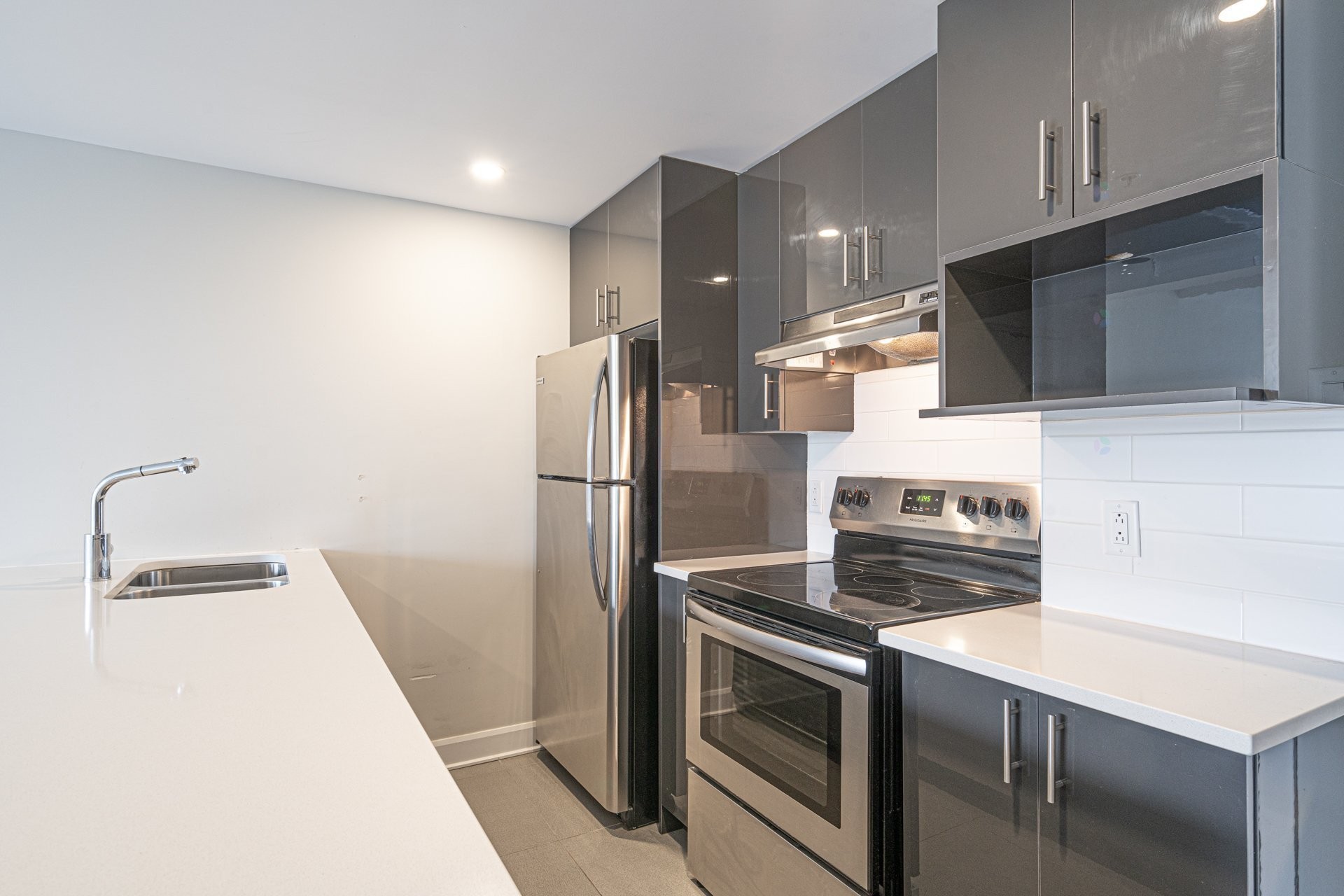 Kitchen - 001-10150 Boul. St-Laurent, Montréal (Ahuntsic-Cartierville), QC - Indoor Photo Showing Kitchen With Double Sink