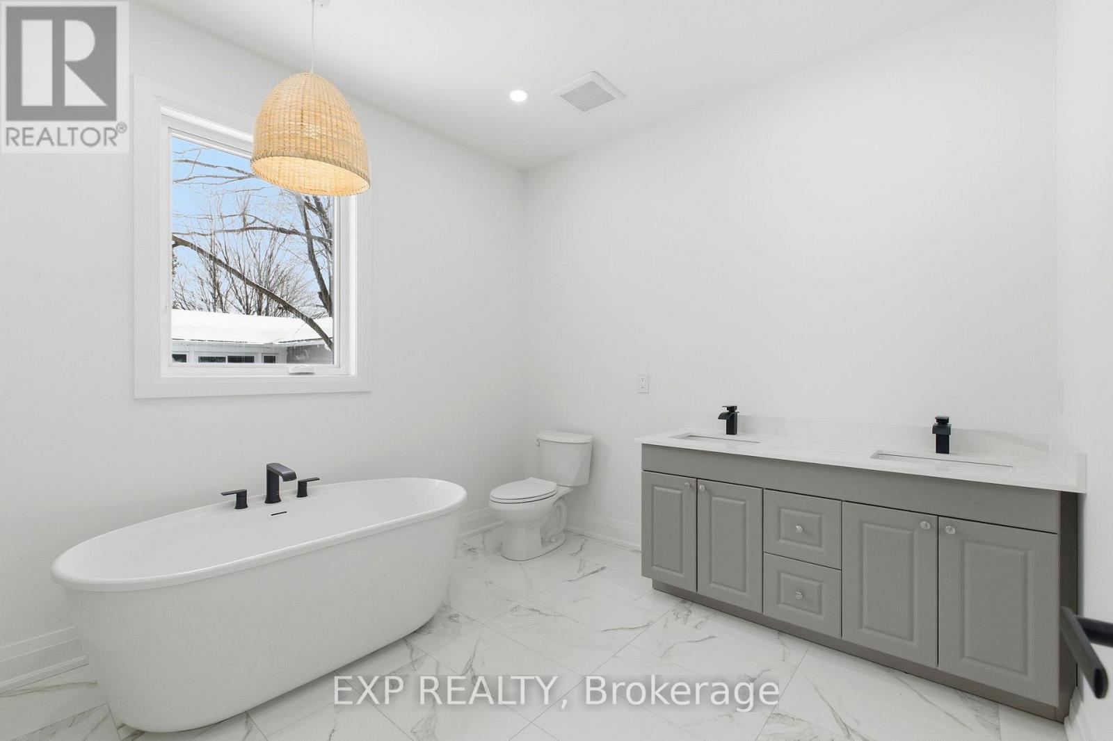 Primary ensuite - 49 Beaufort Crescent, Tiny, ON - Indoor Photo Showing Bathroom