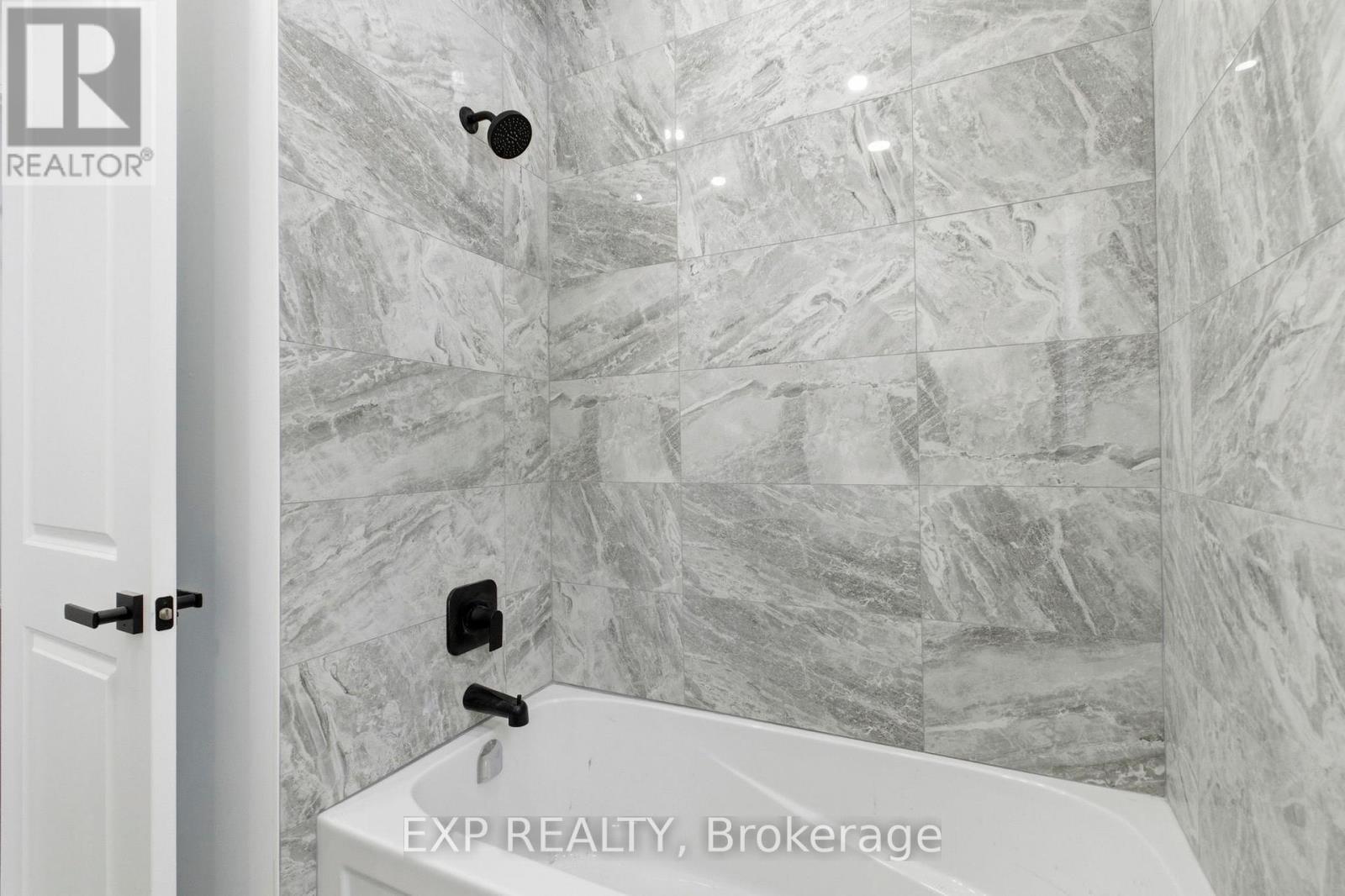 Main bathroom, 4 pc - 49 Beaufort Crescent, Tiny, ON - Indoor Photo Showing Bathroom