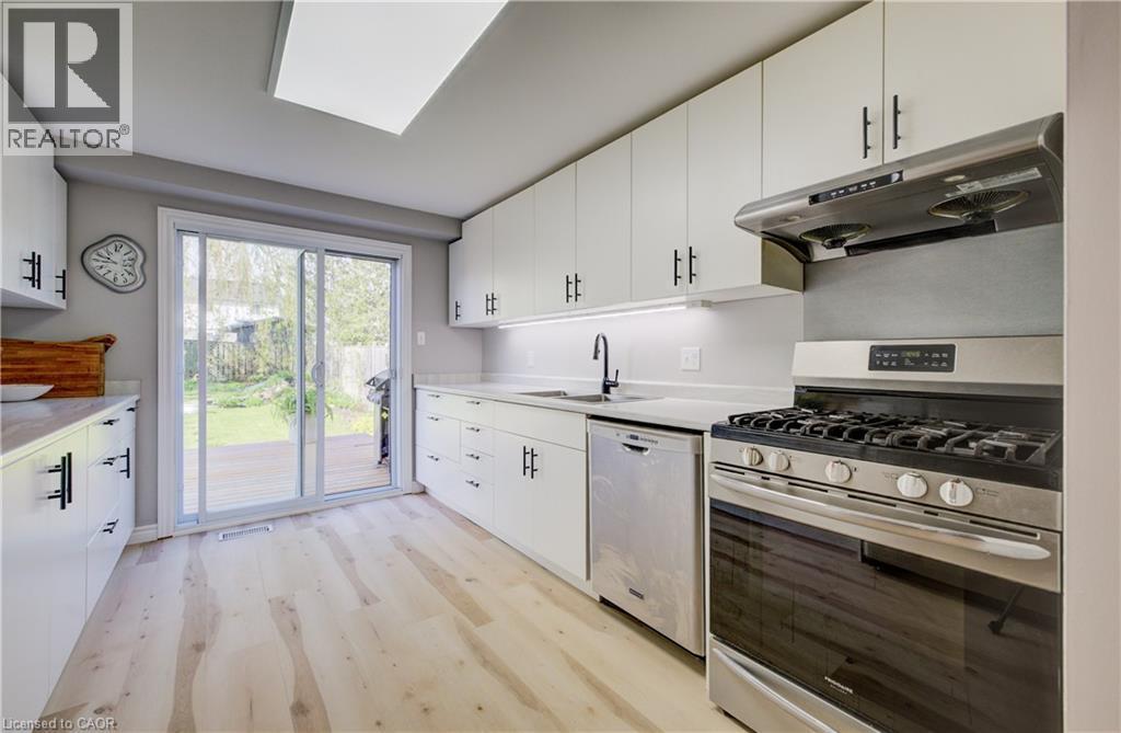 35 Camrose Court, Kitchener, ON - Indoor Photo Showing Kitchen