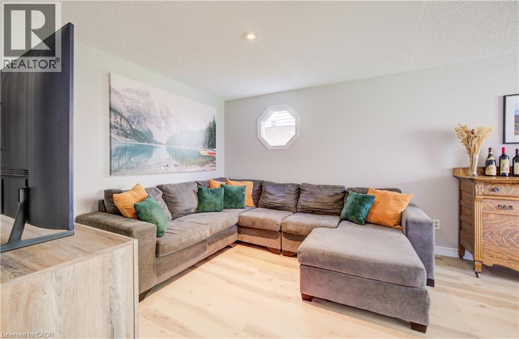 35 Camrose Court, Kitchener, ON - Indoor Photo Showing Living Room