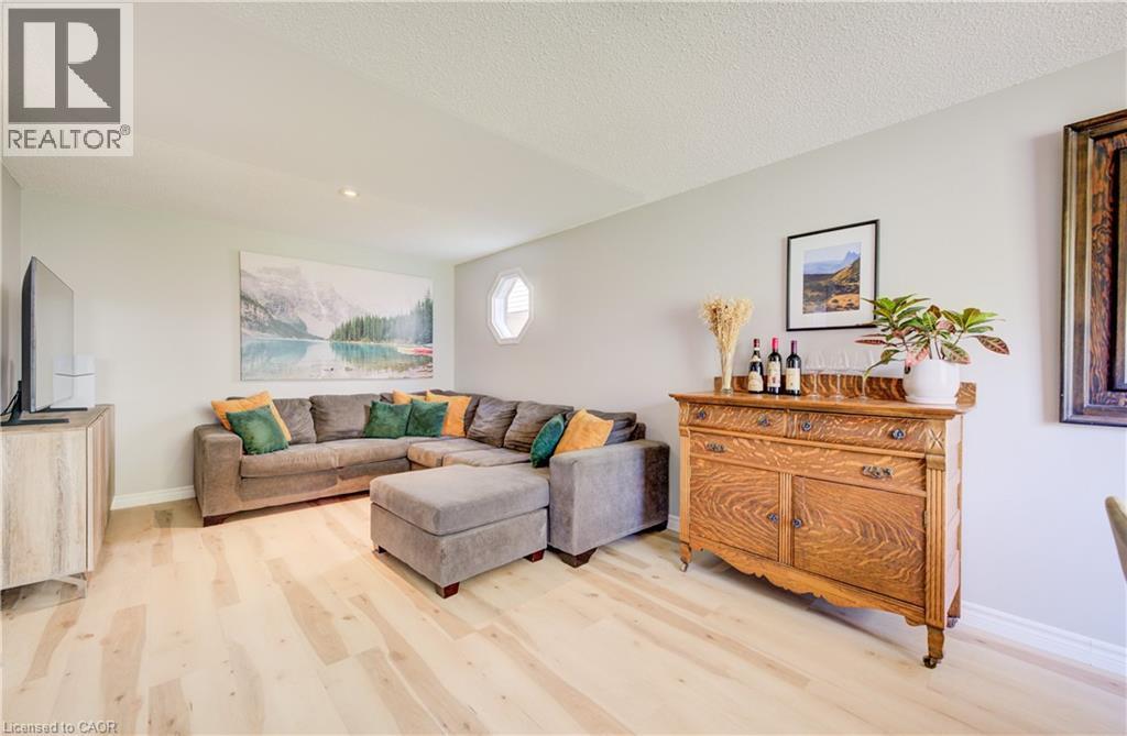 35 Camrose Court, Kitchener, ON - Indoor Photo Showing Living Room