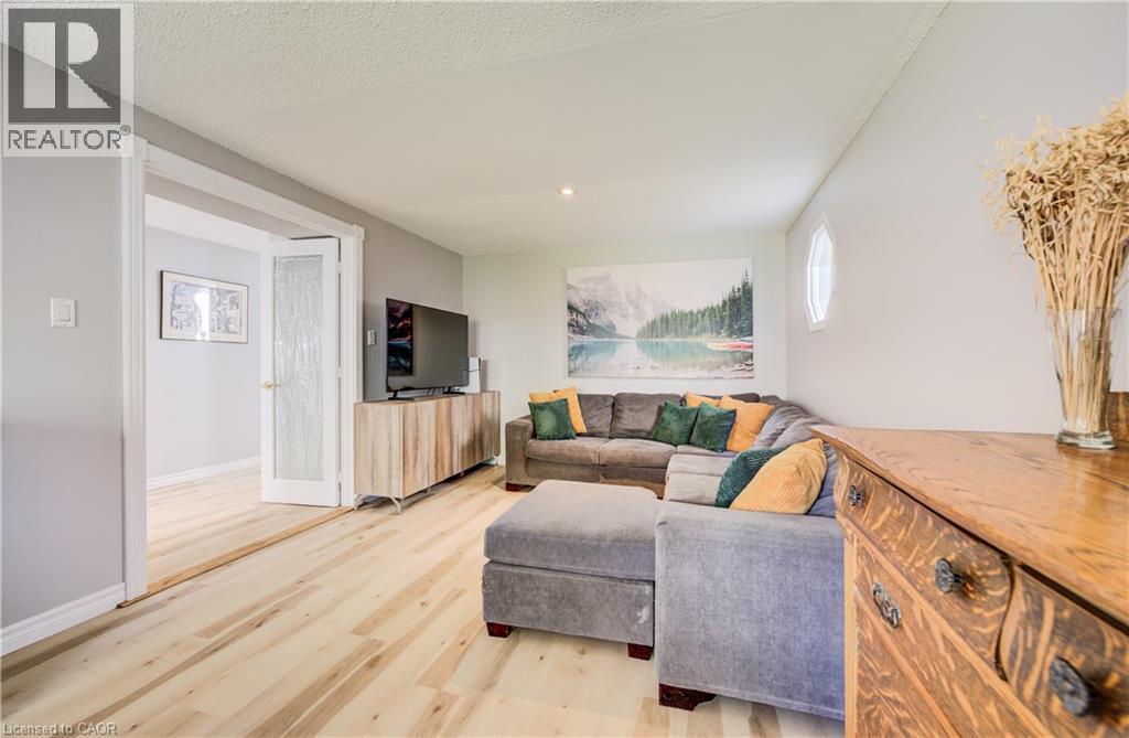 35 Camrose Court, Kitchener, ON - Indoor Photo Showing Living Room
