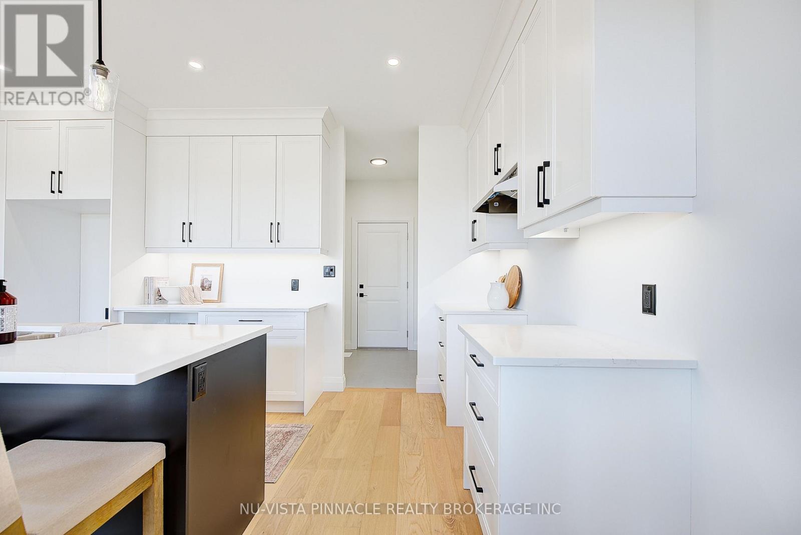 10 Woodmere Path, Middlesex Centre (Ilderton), ON - Indoor Photo Showing Kitchen