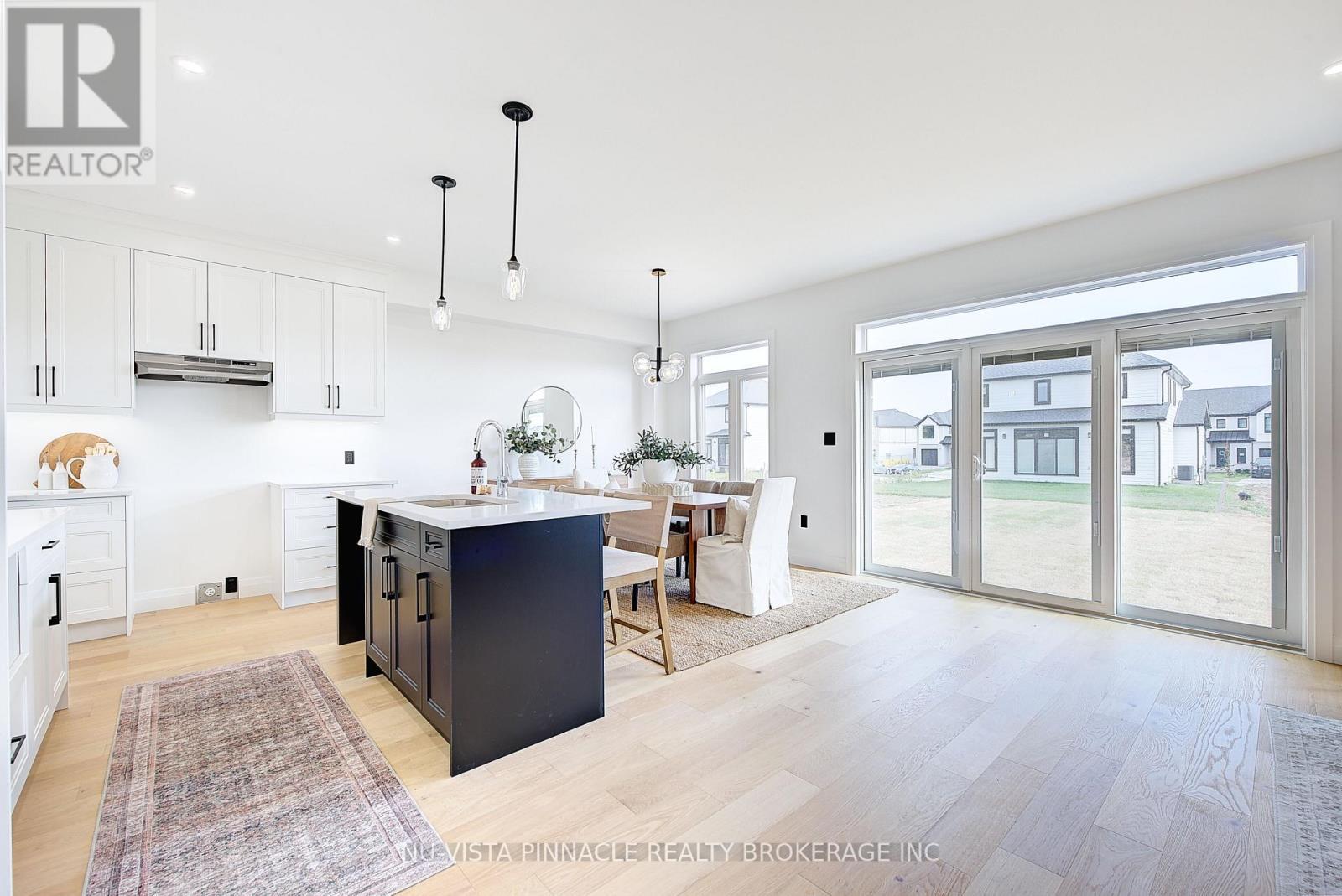 10 Woodmere Path, Middlesex Centre (Ilderton), ON - Indoor Photo Showing Kitchen