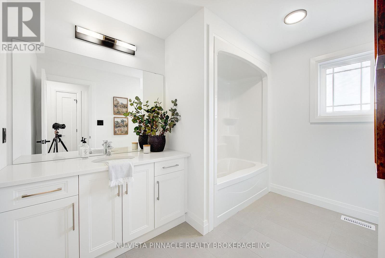 10 Woodmere Path, Middlesex Centre (Ilderton), ON - Indoor Photo Showing Bathroom