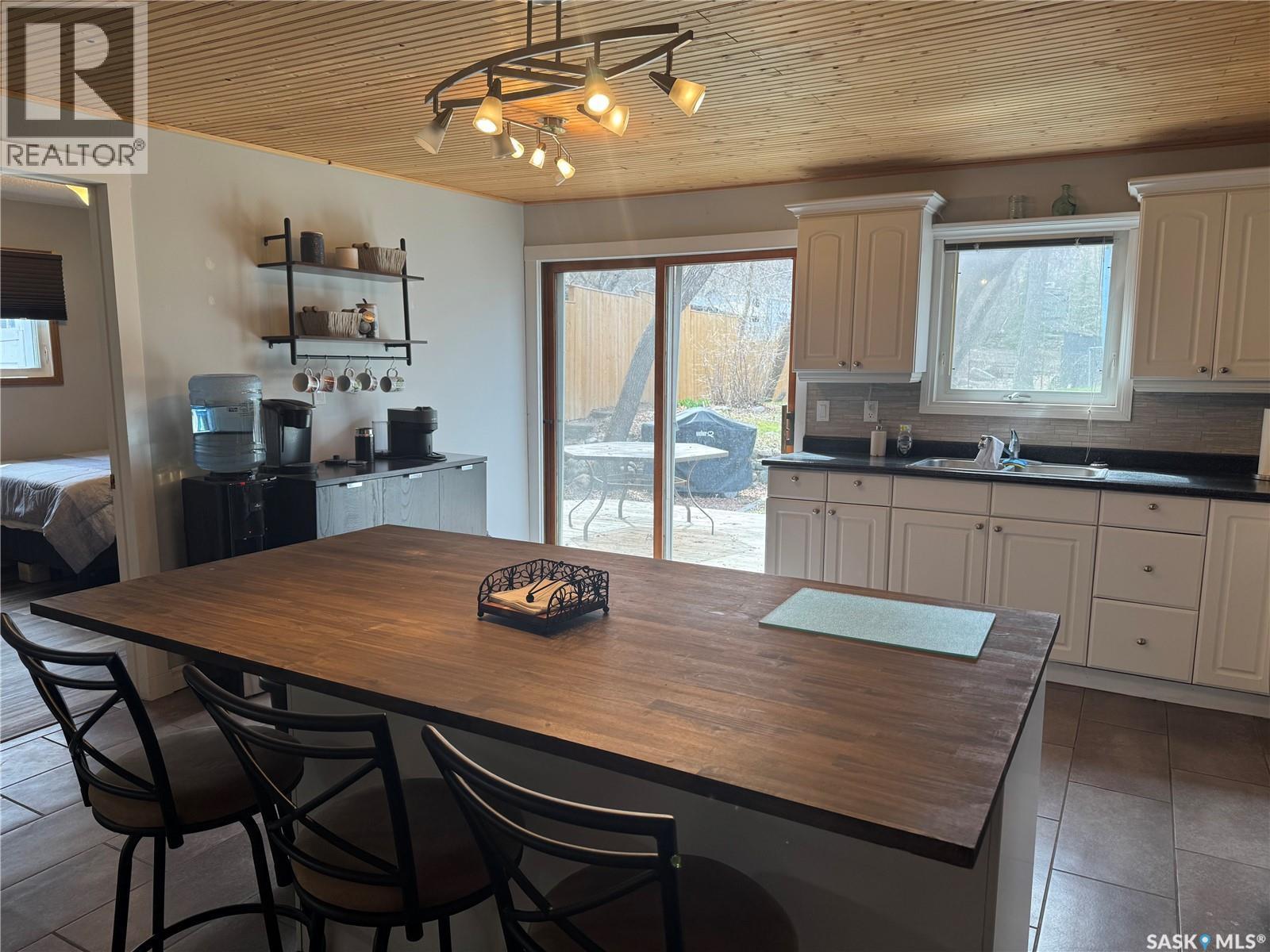338 3Rd Street E, Regina Beach, SK - Indoor