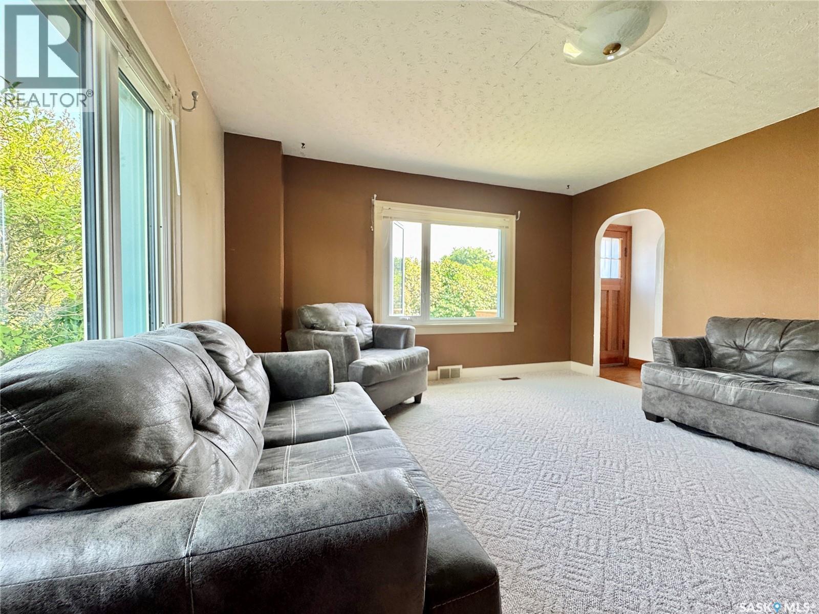 405 March Avenue E, Langenburg, SK - Indoor Photo Showing Living Room