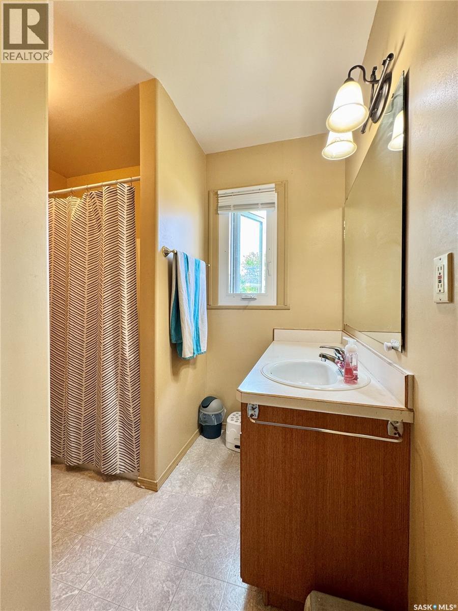 405 March Avenue E, Langenburg, SK - Indoor Photo Showing Bathroom