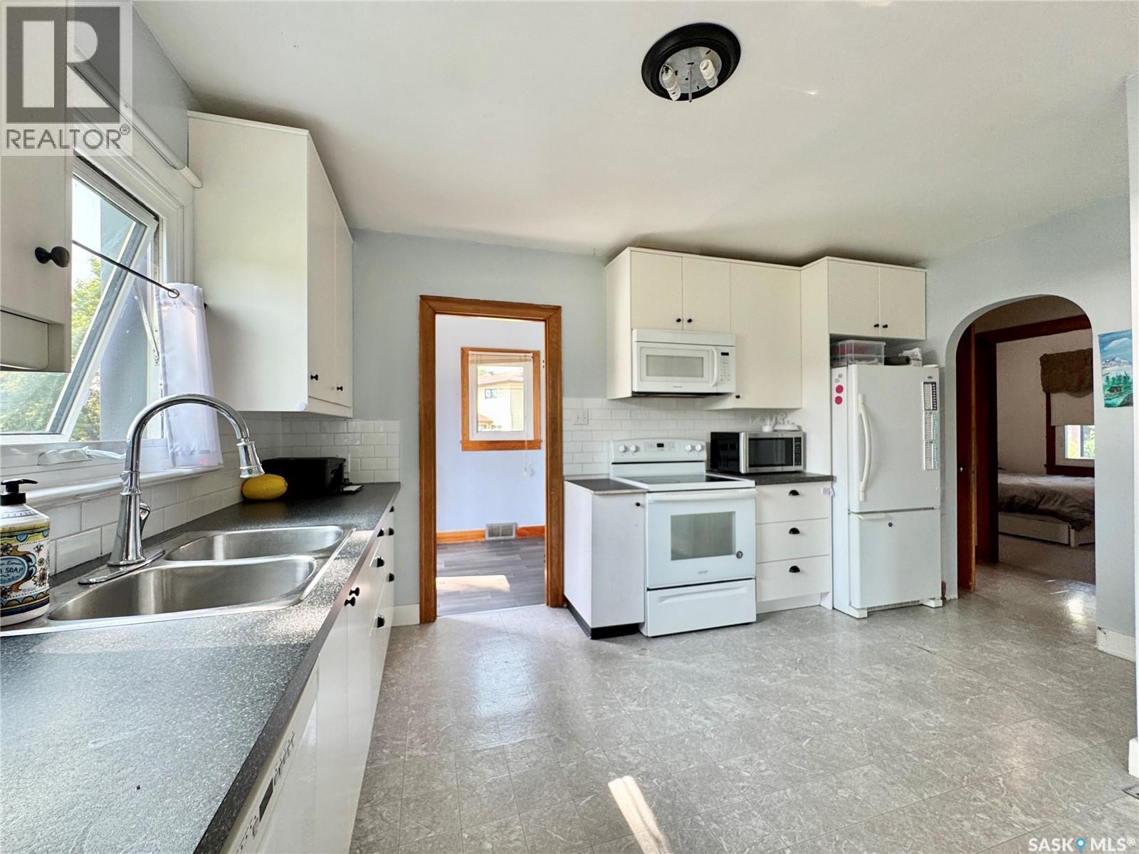 405 March Avenue E, Langenburg, SK - Indoor Photo Showing Kitchen With Double Sink