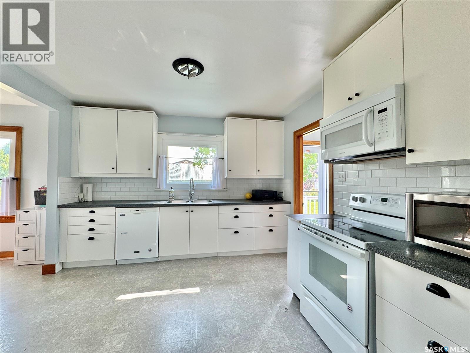 405 March Avenue E, Langenburg, SK - Indoor Photo Showing Kitchen With Double Sink