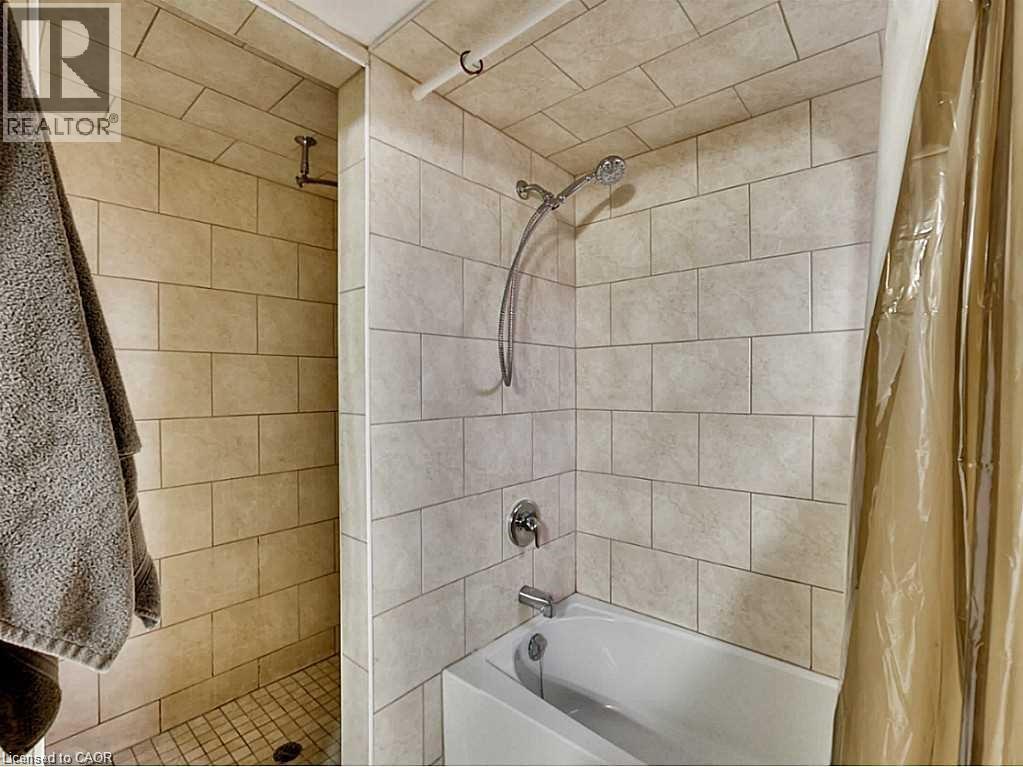 96 Manning Avenue, Hamilton, ON - Indoor Photo Showing Bathroom