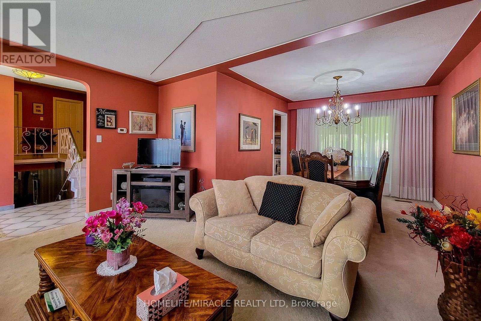 337 Mcneilly Road, Hamilton, ON - Indoor Photo Showing Living Room