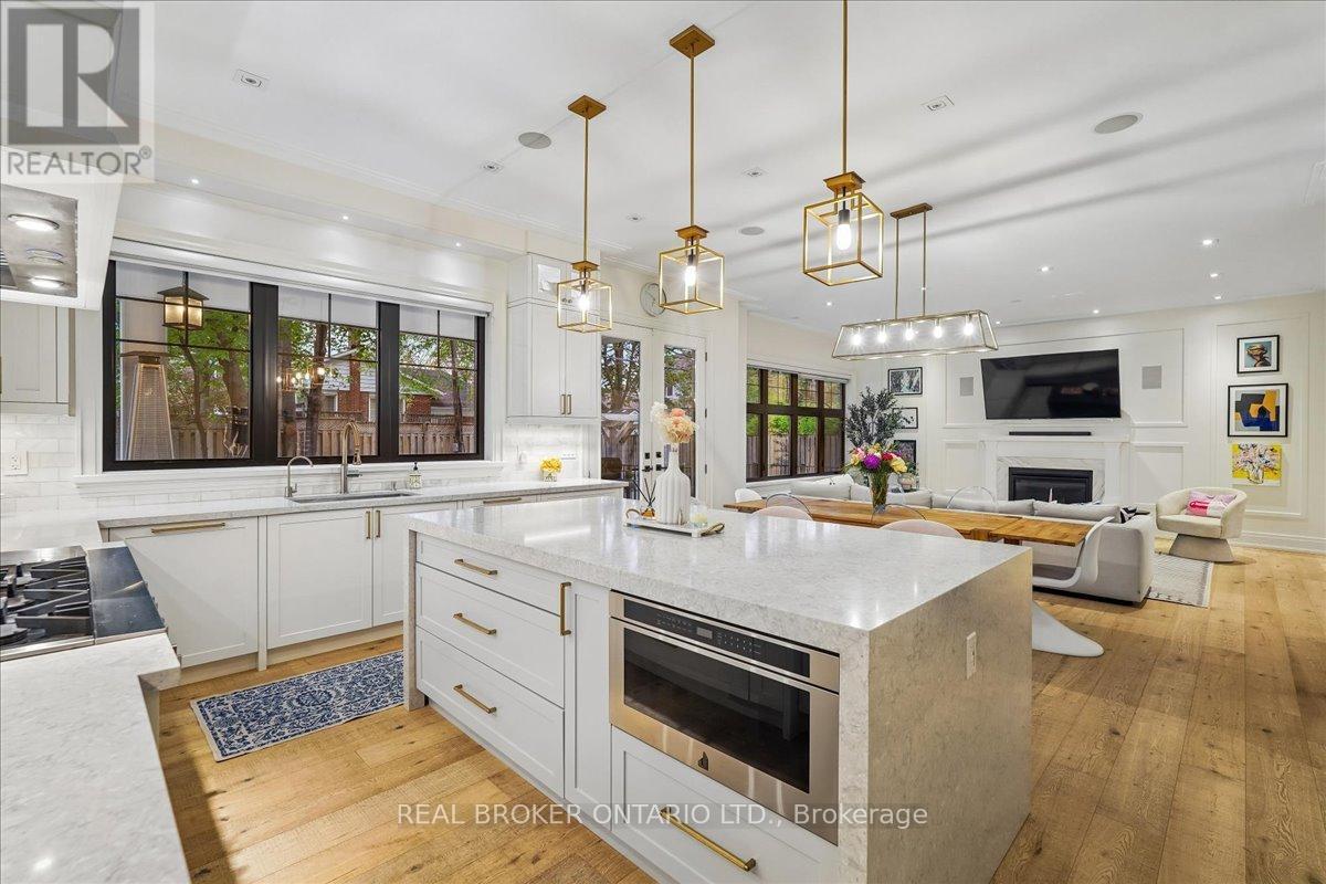 1445 Skyline Drive, Mississauga, ON - Indoor Photo Showing Kitchen With Upgraded Kitchen