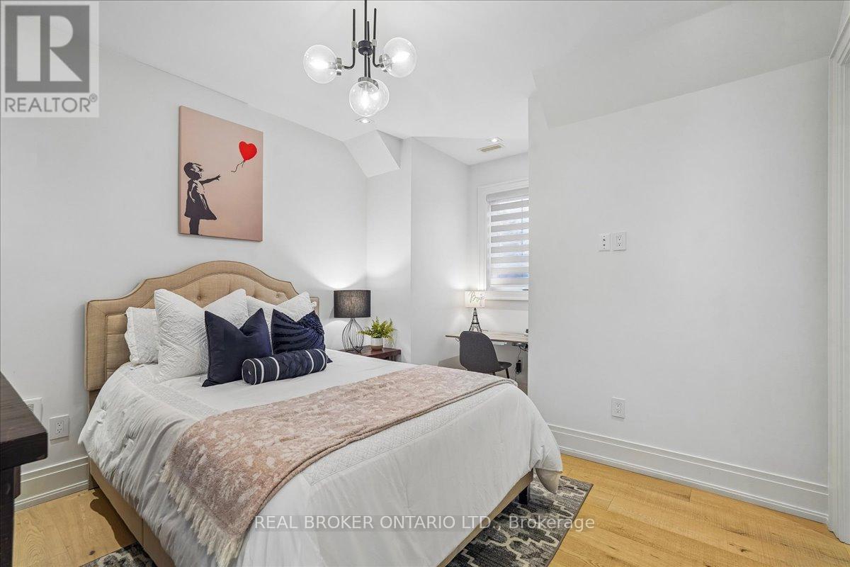 1445 Skyline Drive, Mississauga, ON - Indoor Photo Showing Bedroom