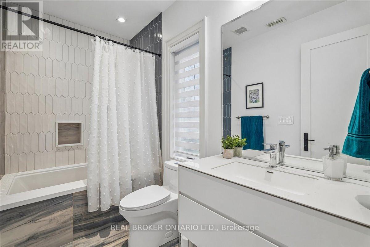 1445 Skyline Drive, Mississauga, ON - Indoor Photo Showing Bathroom