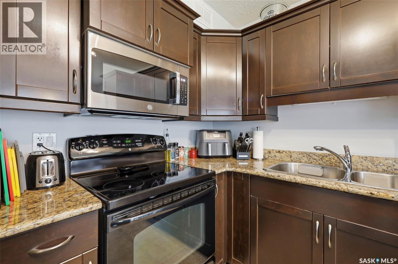 111 105 Lynd Crescent, Saskatoon, SK - Indoor Photo Showing Kitchen With Double Sink