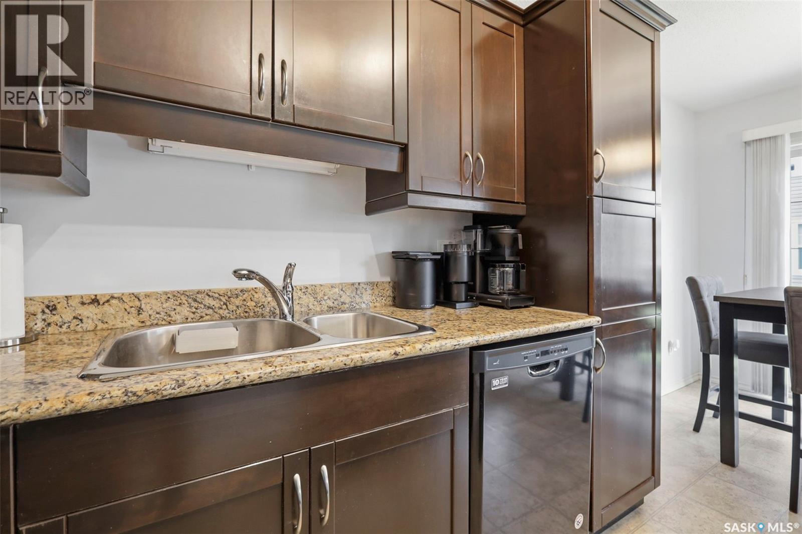 111 105 Lynd Crescent, Saskatoon, SK - Indoor Photo Showing Kitchen With Double Sink