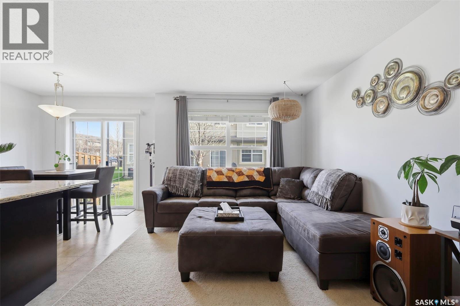 111 105 Lynd Crescent, Saskatoon, SK - Indoor Photo Showing Living Room