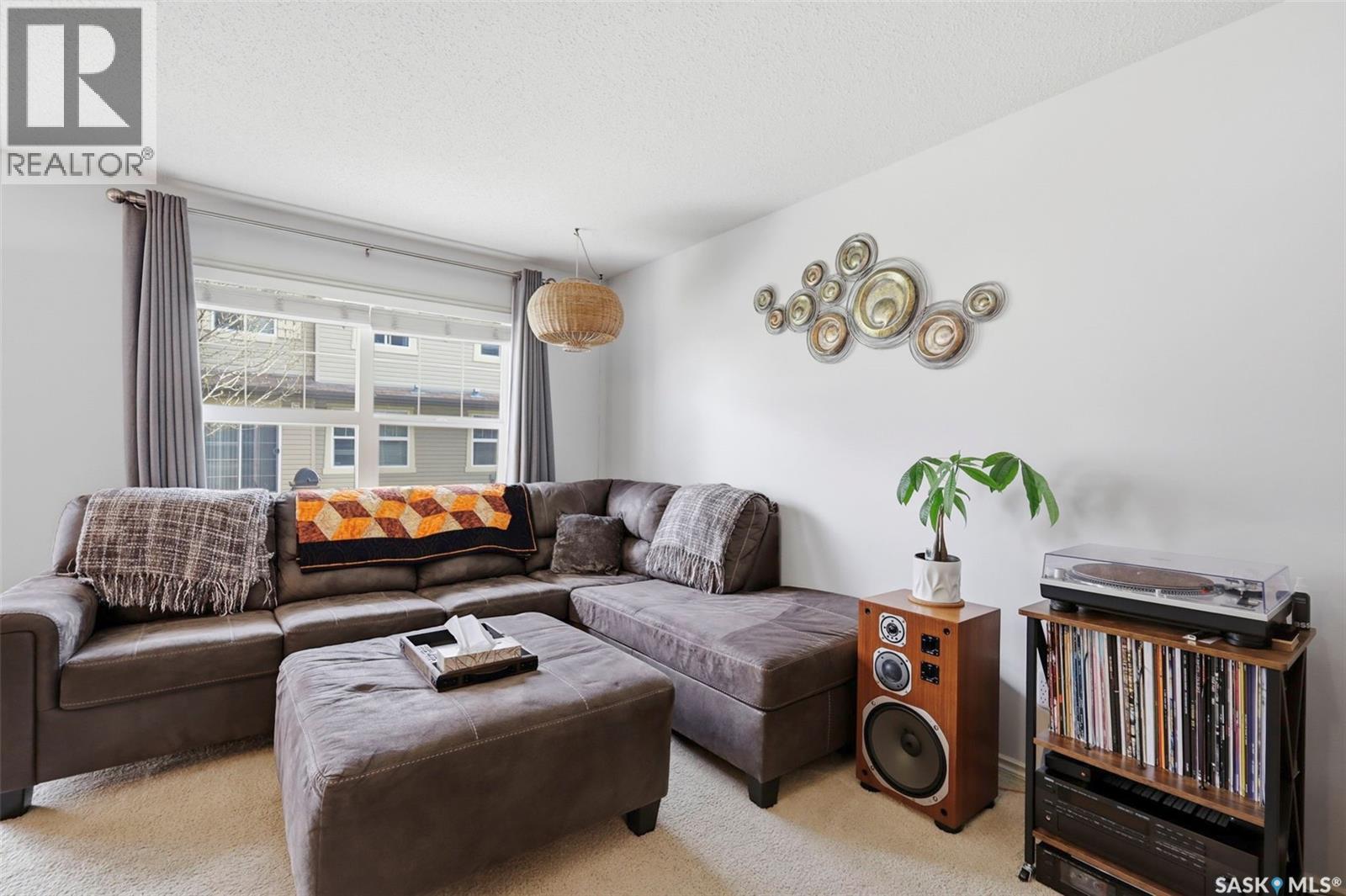 111 105 Lynd Crescent, Saskatoon, SK - Indoor Photo Showing Living Room