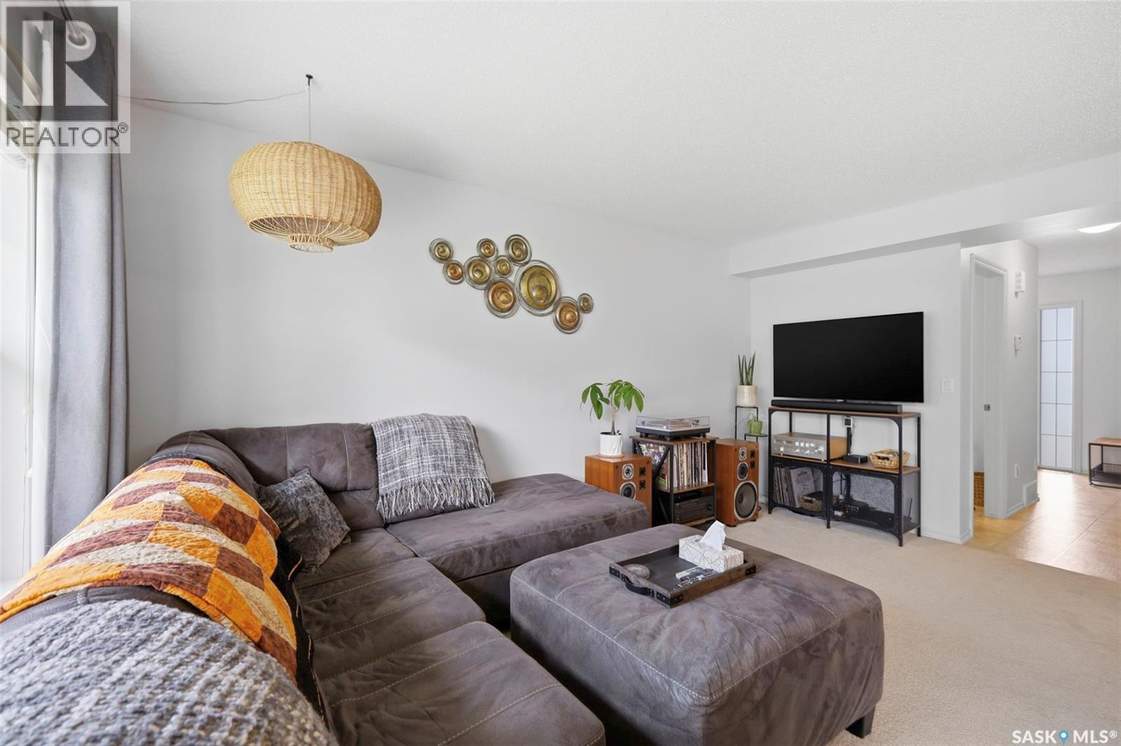 111 105 Lynd Crescent, Saskatoon, SK - Indoor Photo Showing Living Room