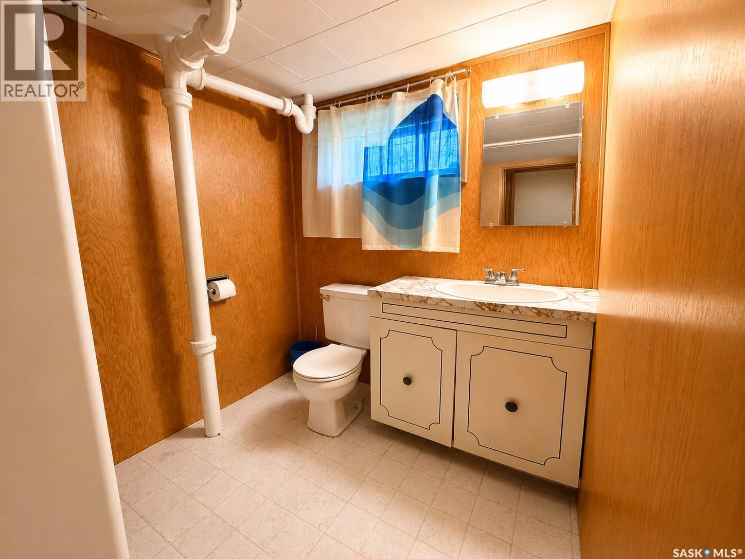 828 I Avenue S, Saskatoon, SK - Indoor Photo Showing Bathroom