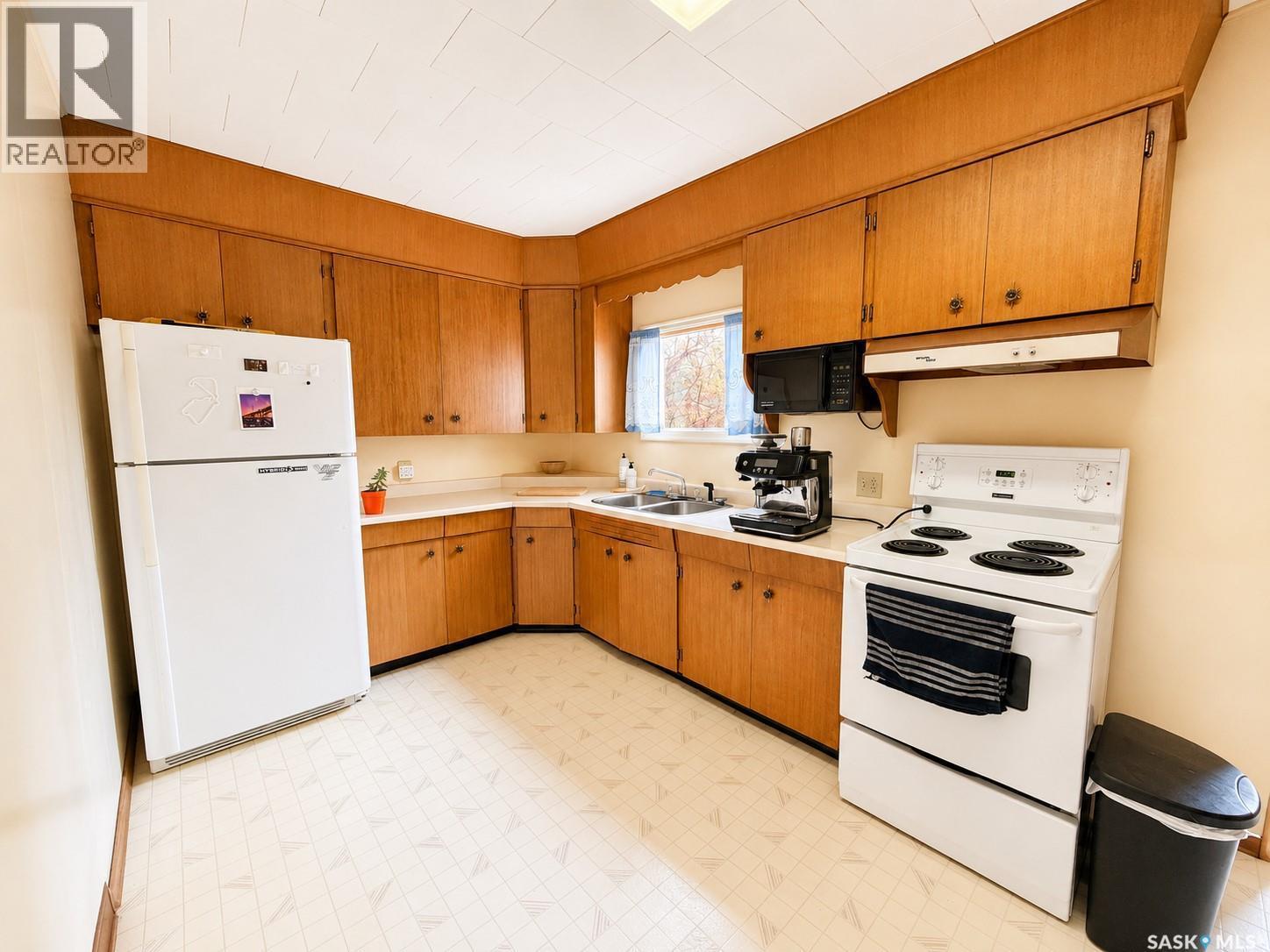 828 I Avenue S, Saskatoon, SK - Indoor Photo Showing Kitchen With Double Sink