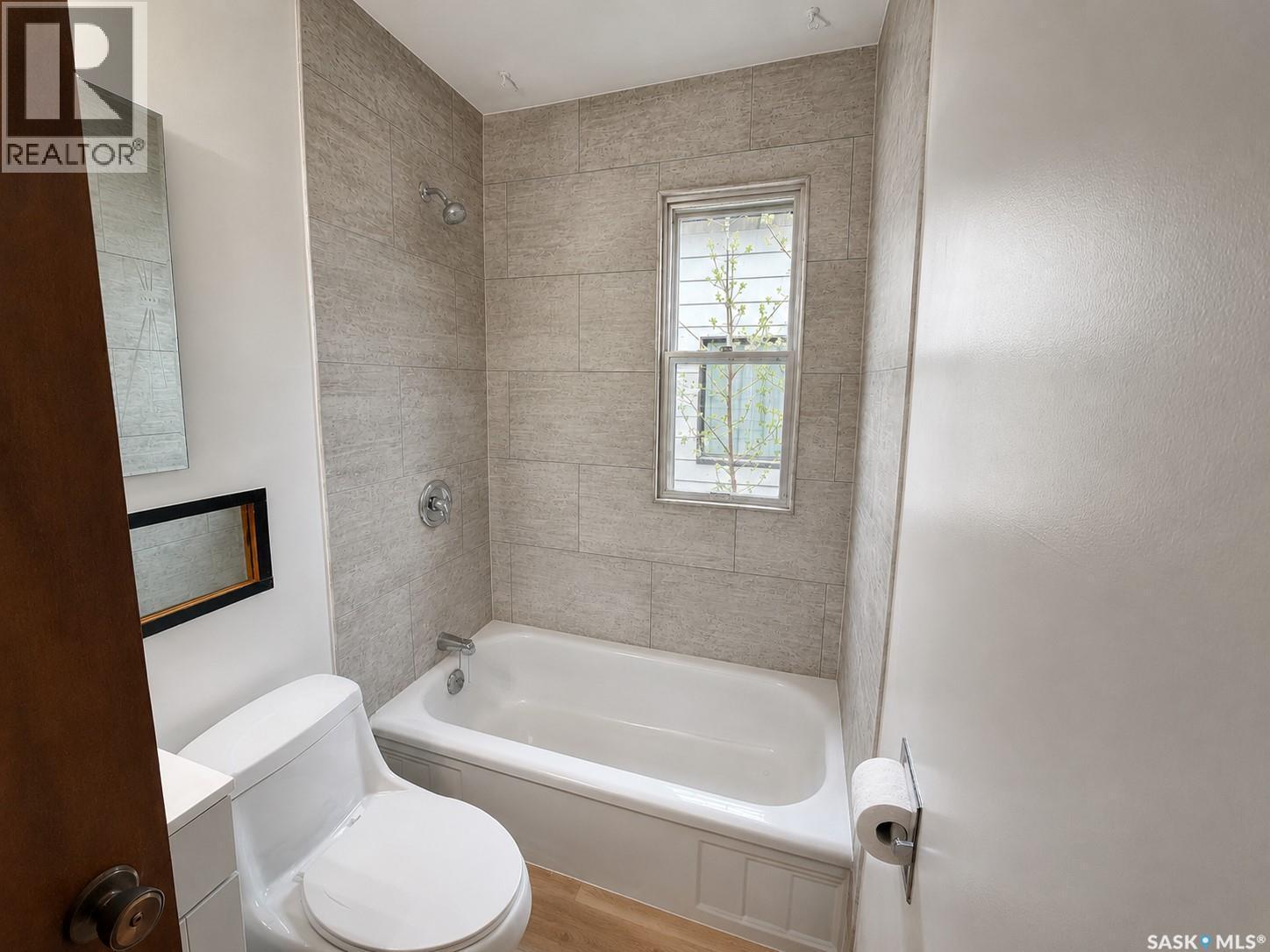 828 I Avenue S, Saskatoon, SK - Indoor Photo Showing Bathroom